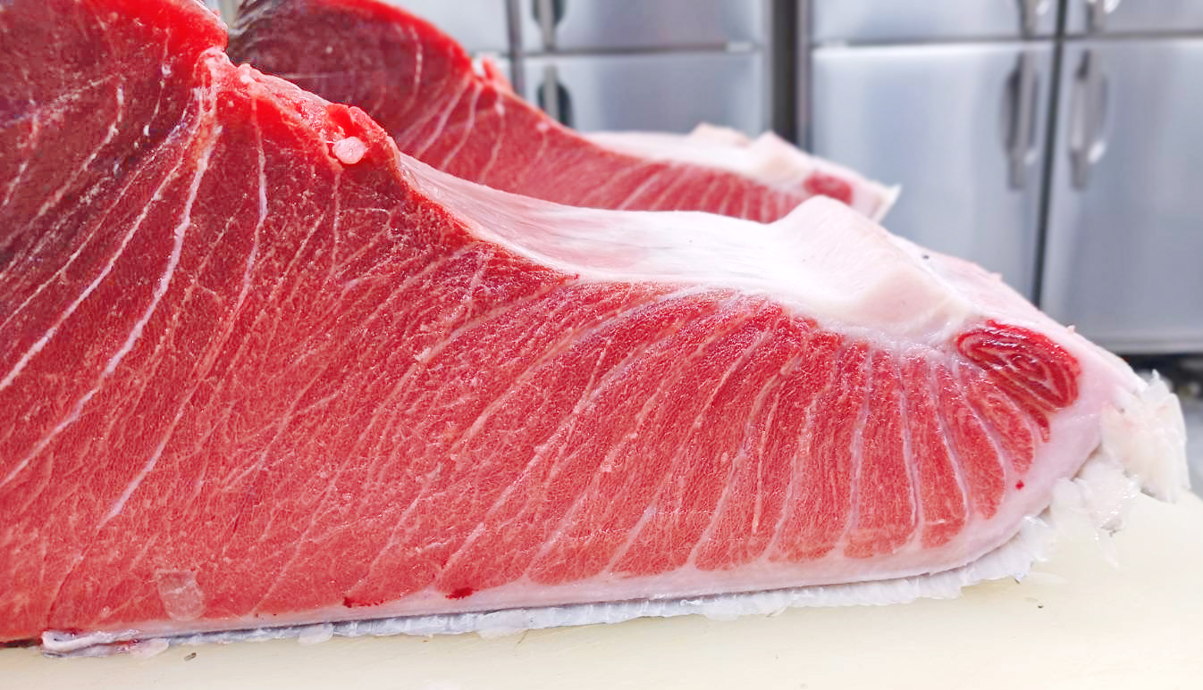 天然生本まぐろの断面