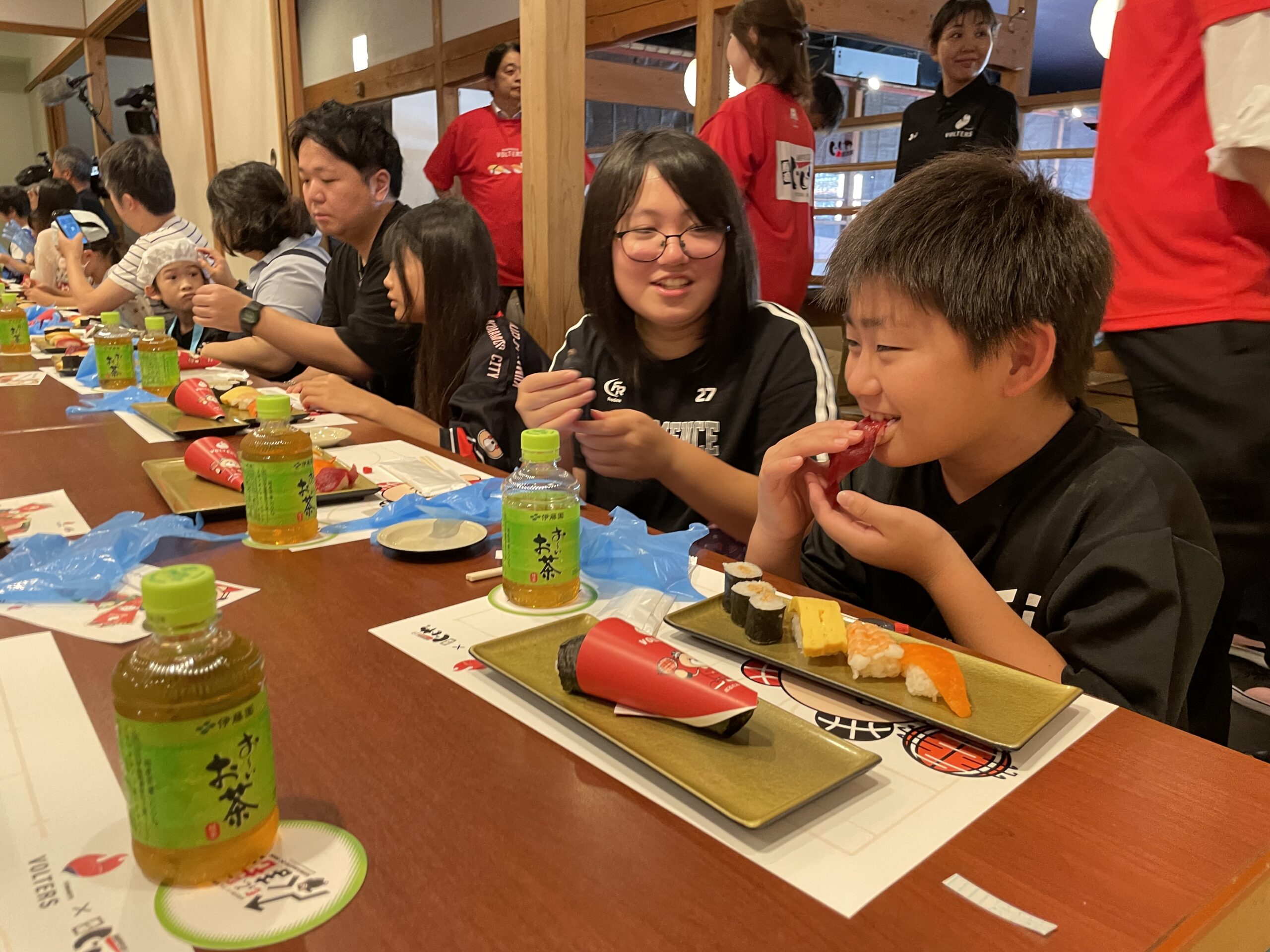 出来立てを頬張り笑顔を見せる参加者