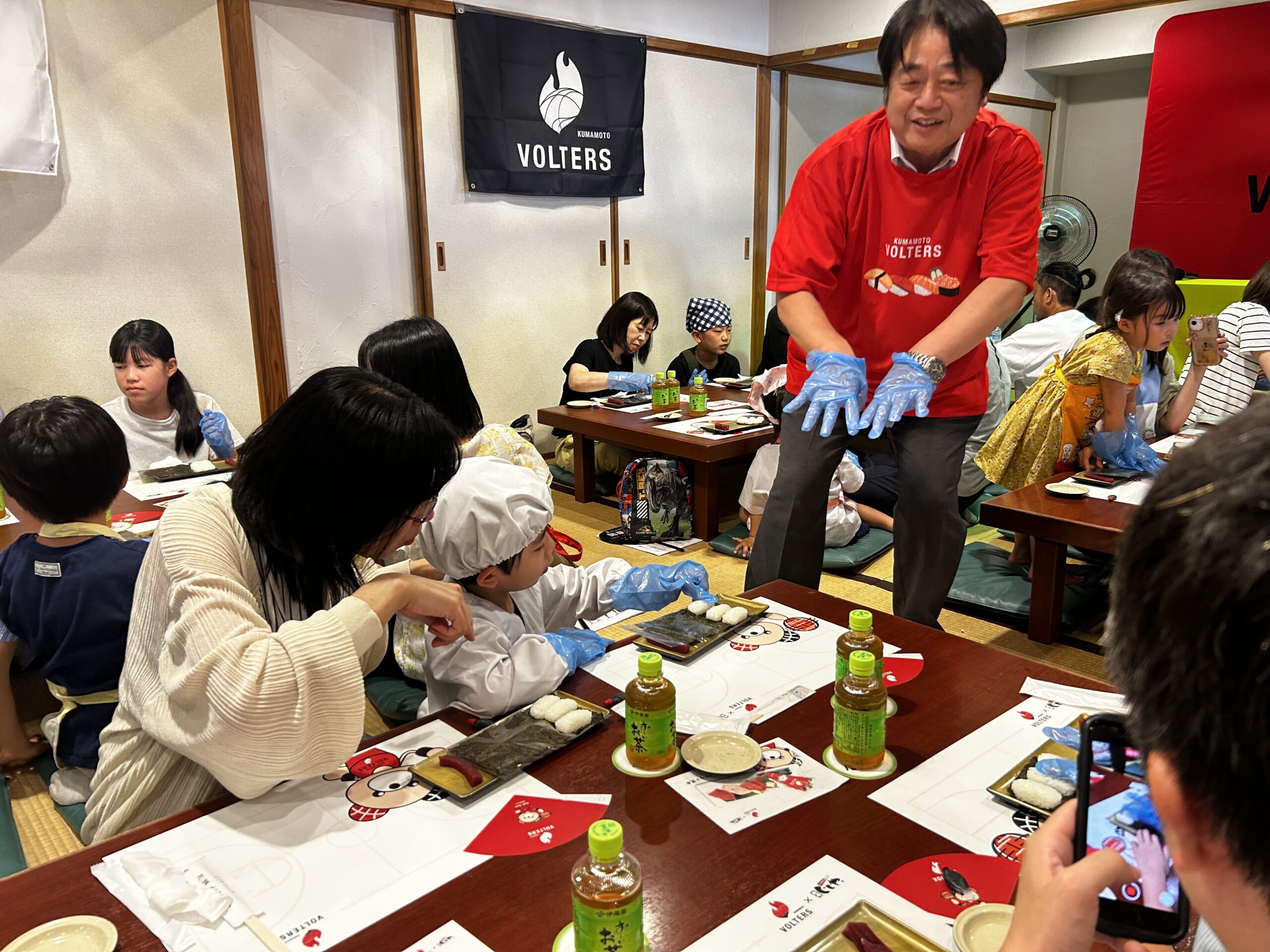 スタッフによる手巻き寿司の実演レクチャー