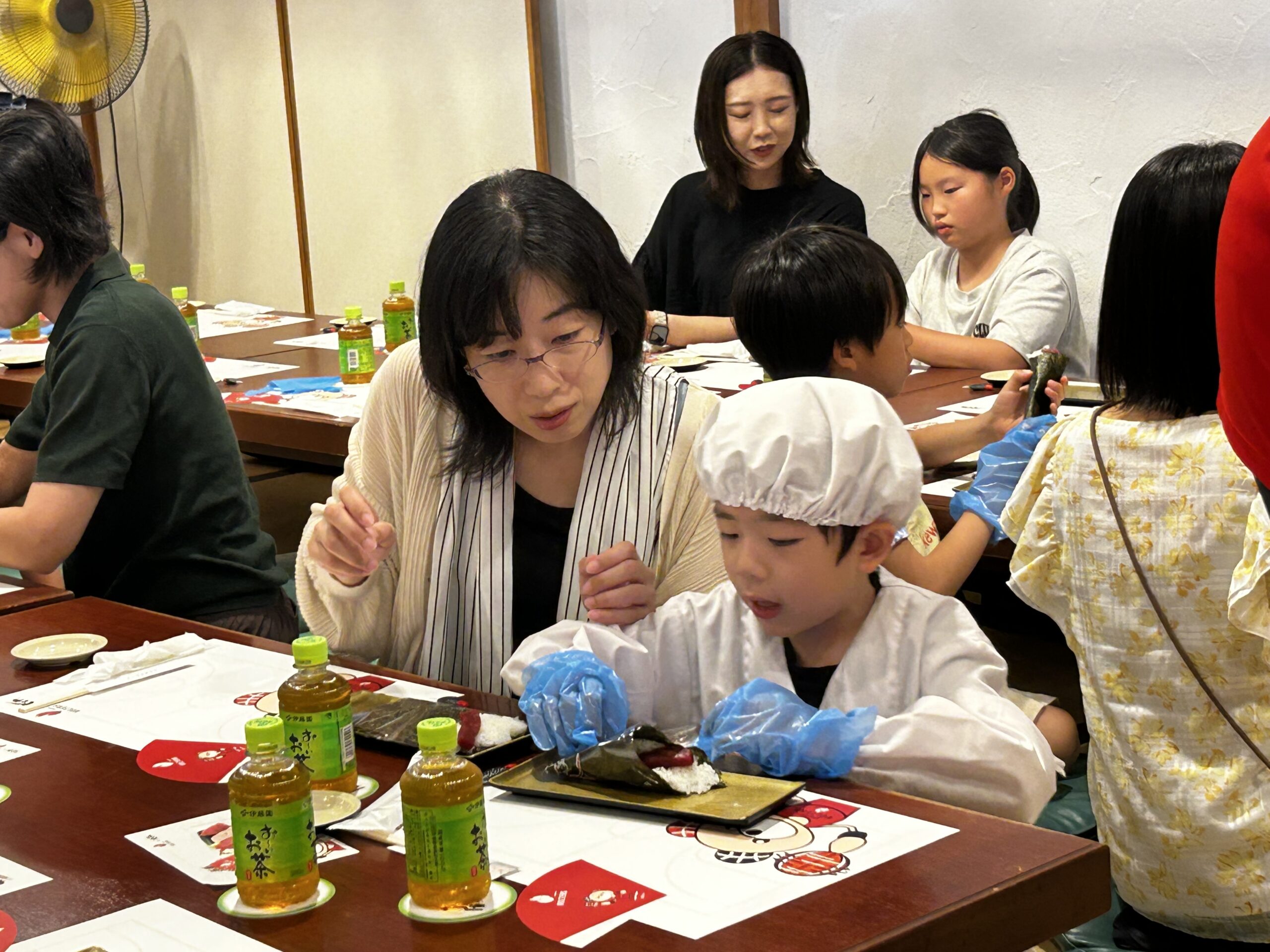 親子で一緒に手巻き寿司づくりに挑戦する様子
